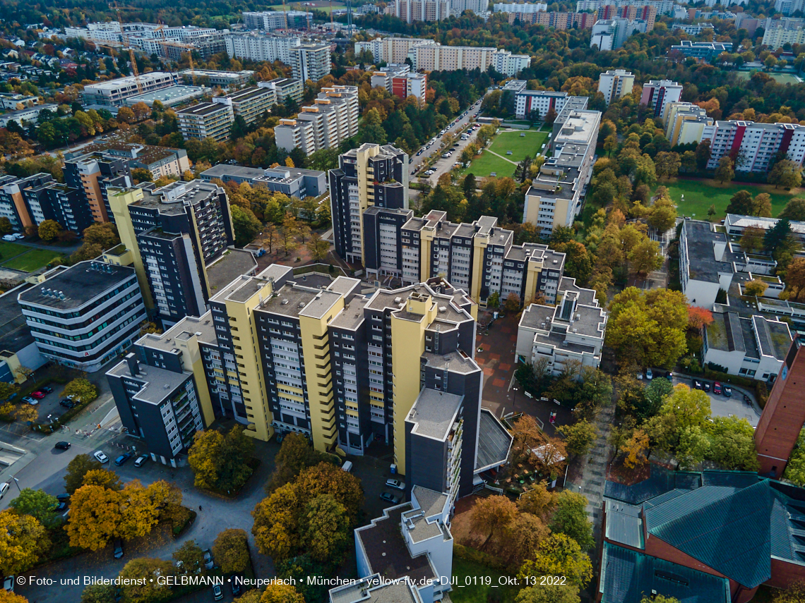 13.10.2022 - Das Marx-Zentrum und Wohnanlage Karl-Marx-Ring 52-62 in Neuperlach